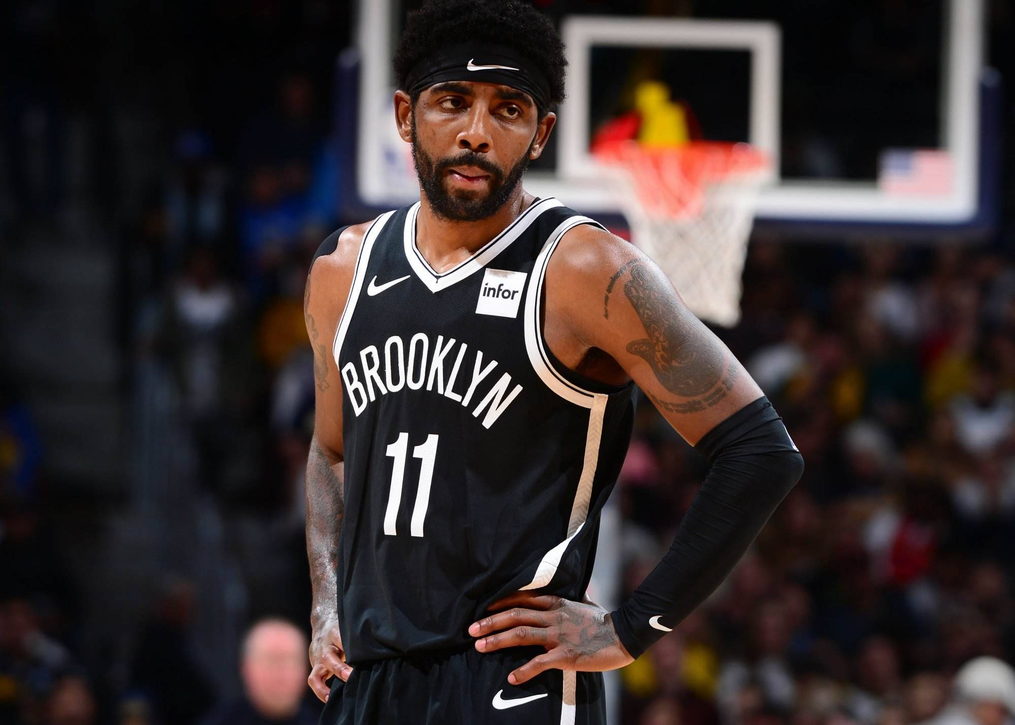 坏消息，勇士队的库里因背部受伤被排除在对阵雄鹿队的比赛之外